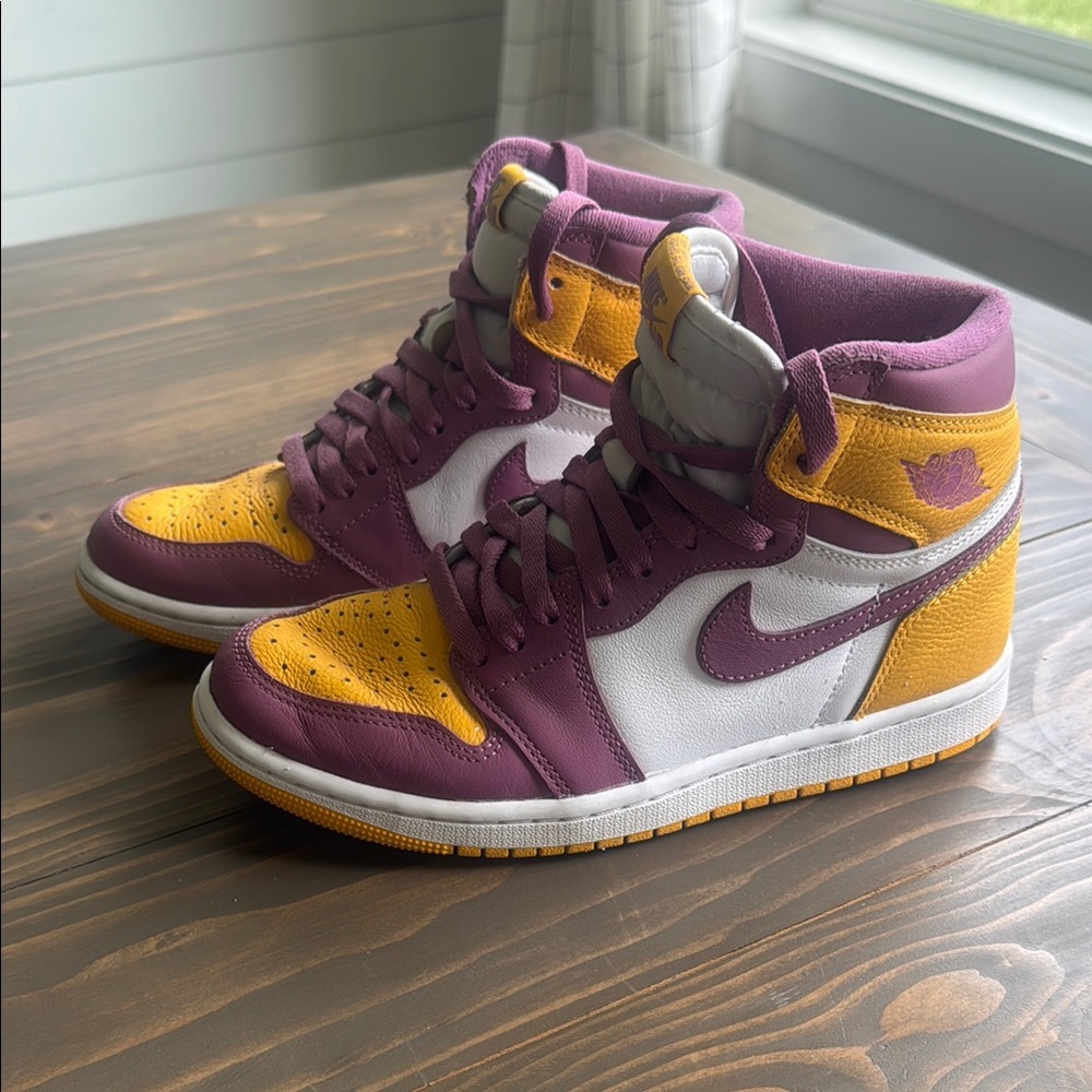 Air Jordan 1
University Gold and Light Bordeaux